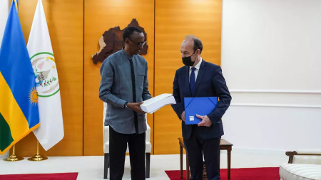 L'historien français Vincent Duclert a remis vendredi une copie de son rapport sur le rôle de la France dans le génocide des Tutsi de 1994 au président Paul Kagame, à Kigali, le 9 avril 2021. AFP - SIMON WOHLFAHRT