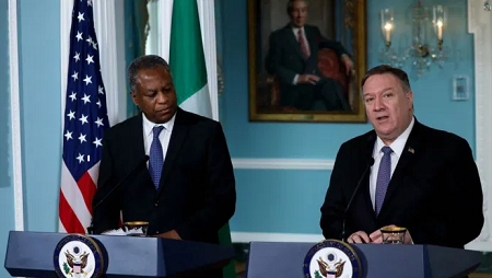 Le secrétaire d'Etat américain Mike Pompeo et le ministre nigérian des Affaires étrangères Geoffrey Onyeama tiennent une conférence de presse conjointe à Washington, le 4 février 2020. (YASIN OZTURK / ANADOLU AGENCY)