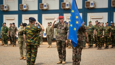 Le général français Jacques Langlade de Montgros transmet le commandement de l'EUTM au général belge Jacky Cabo, à Bangui, le 3 février 2022. AFP - CAROL VALADE
