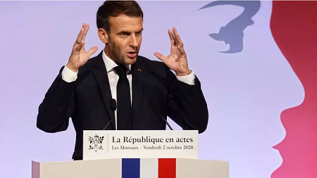 Il y a quelques semaines, dans son discours des Mureaux, Emmanuel Macron avait insisté sur le fait que les associations sont devenues «les cibles de l’islam politique». Plusieurs articles du projet de loi renforcent donc l’arsenal en la matière. (Ludovic Marin / POOL via AP)