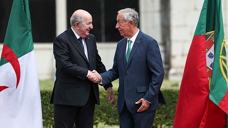 Le président portugais Marcelo Rebelo de Sousa accueille le président algérien Abdelmadjid Tebboune. AFP/ CARLOS COSTA - 