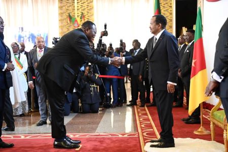 Jean de Dieu Momo, Ministre délégué à la Justice, salut le Président Paul Biya lors des vœux du corps diplomatique accrédité au Cameroun, 9 janvier 2023, au Palais d'Etoudi