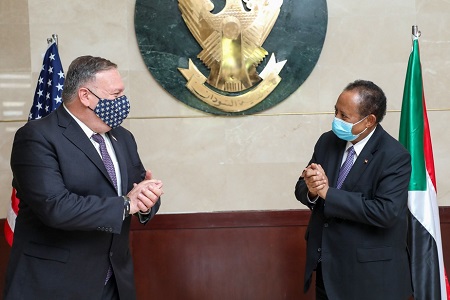 Le secrétaire d’État américain Mike Pompeo (à gauche) s'est entretenu avec le premier ministre du Soudan Abdalla Hamdok (à droite ) en visite à Khartoum mardi 25 août 2020, ).Photo: AFP