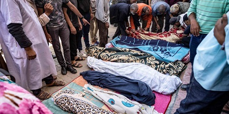Des proches se recueillent devant les corps des victimes du tremblement de terre de Moulay Brahim, dans la province d’Al Haouz, le 9 septembre 2023. FADEL SENNA / AFP