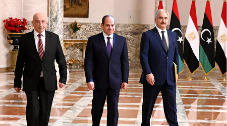 Une photo de la présidence égyptienne montre le président Abdel Fattah al-Sissi (c.), le maréchal libyen Khalifa Haftar (d.) et le président du Parlement libyen Aguila Saleh (g.) arrivant pour une conférence de presse conjointe au Caire, le 6 juin 2020. Présidence égyptienne/AFP