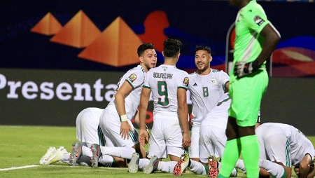 Les Algériens se félicitent après l'ouverture du score de Bounedjah face au Kenya. RFI/ Pierre-René Worms
