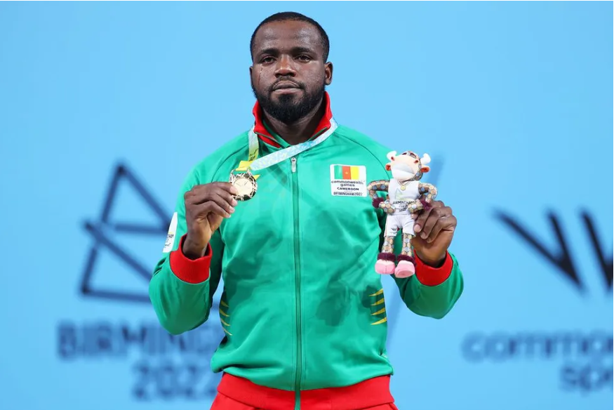 Junior Periclès Ngaja Nyabeyeu pose lors de la remise de sa médaille d'or aux Jeux du Commonwealth 2022, le 3 août 2022 à Birmingham, Angleterre. - GLYN KIRK/AFP 