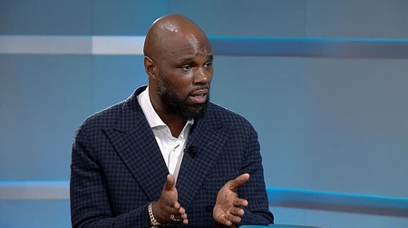 L'influenceur panafricaniste et anti-occidental Kemi Seba, vis&eacute; depuis vendredi par un mandat d'arr&ecirc;t international pour son soutien &agrave; la tentative de putsch au B&eacute;nin