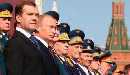 Le président russe Vladimir Poutine et Dmitri Medvedev au Kremlin, à Moscou lors d'une parade militaire