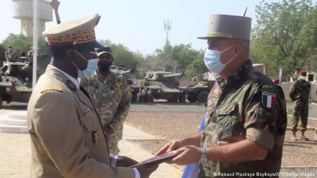 Le chef d'état-major général de l'armée tchadienne Abakar Abdelkérim échange avec le général Jean-Pierre Perrin, commandant des forces françaises au Gabon. Photo-Archives