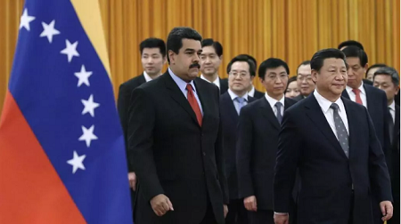 Photo d'archives. Le pr&eacute;sident chinois Xi Jinping (au centre) et son homologue v&eacute;n&eacute;zu&eacute;lien, Nicol&aacute;s Maduro (&agrave; gauche), se rendent au Palais de l'Assembl&eacute;e du Peuple &agrave; P&eacute;kin, en Chine, pour participer &agrave; la c&eacute;r&eacute;monie d'accueil du dirigeant latino-am&eacute;ricain, ce mercredi 7 janvier 2015. &copy; EFE - Andy Wong