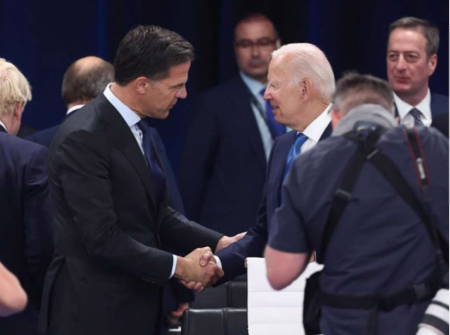 Archive - Le Premier ministre des Pays-Bas, Mark Rutte et le président des États-Unis, Joe Biden (r) lors du sommet de l'OTAN . Vigne. PISCINE - Europa Press