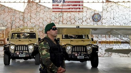 Un membre des unités spéciales de l’armée tunisienne se tient devant l’équipement militaire offert à la Tunisie par les États-Unis, le 12 mai 2016, Tunis. ©AFP