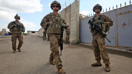 Des soldats de l’armée américaine dans la base aérienne K1, au nord-ouest de Kirkouk, dans le nord de l’Irak, avant le retrait américain, le 29 mars 2020 (AFP)