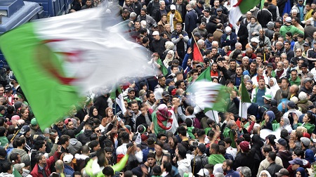 Des manifestants algériens brandissant le drapeau national lors d'une manifestation dans la capitale Alger, le 20 décembre 2019 © RYAD KRAMDI Source: AFP