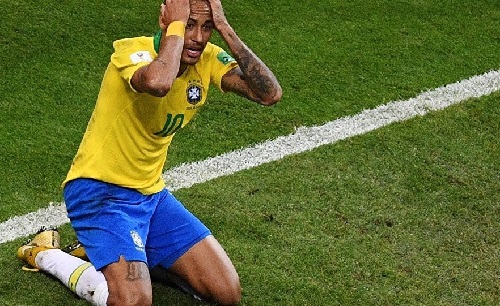Neymar a donné un coup au visage d’un spectateur qui le filmait alors qu’il montait les marches du Stade de France . © Sputnik . Alexey Filippov