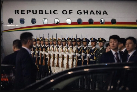 La garde d'honneur chinoise observe l'arriv&eacute;e du pr&eacute;sident ghan&eacute;en de l'&eacute;poque Nana Akufo-Addo &agrave; l'a&eacute;roport international de P&eacute;kin, le 3 septembre 2024, avant le Forum sur la coop&eacute;ration sino-africaine (FOCAC). AFP - WU HAO