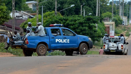 Une patrouille de police dans les rues de Béoumi, le 18 mai 2019, deux jours après la vague de violence meurtrières. © SIA KAMBOU / AFP