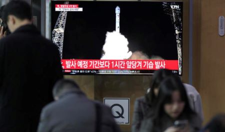 Un programme d’information rapporte que le satellite espion nord-coréen a été envoyé en orbite à la gare de Séoul, en Corée du Sud, le 22 novembre 2023 (Photo, AP).